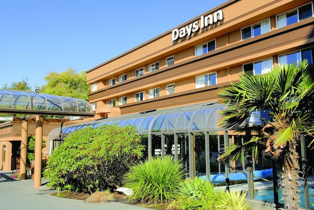 Days Inn By Wyndham Victoria On The Harbour Exteriör bild